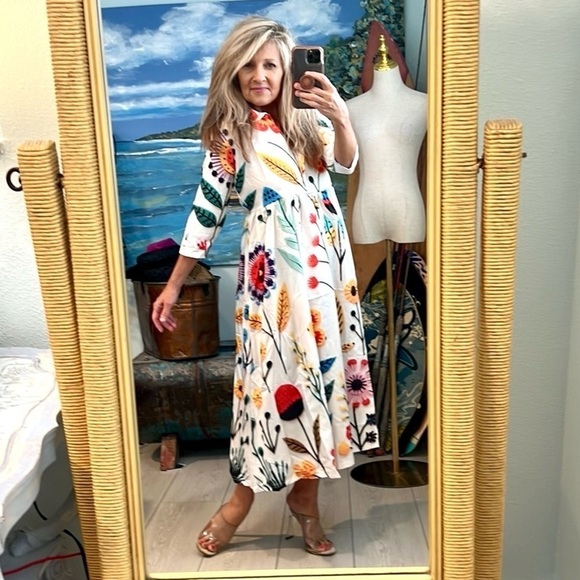 Gorgeous Button-Neck Lightweight Dress, Flowy, Floral, Fabulous, Size Small - Picture 5 of 10